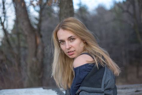 Manteau De Port D Hiver De Belle Jeune Femme Blonde Naturelle Image Stock Image Du Occasionnel
