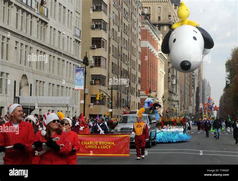 The Snoopy Balloon Makes Its Way Down The Parade Route At The 89th Macy S Thanksgiving Day