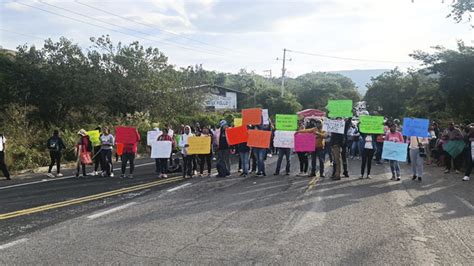 Bloquean Padres La Carretera En Tixtla Exigen Un Maestro Para Un Kínder De Hueyitlalpan El