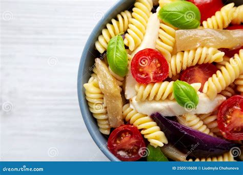 Ensalada De Pasta Fusilli Casera Con Mozzarella Y Verduras Top View