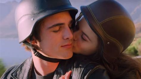 El stand de los besos Cómo se enamoraron los actores Jacob Elordi y