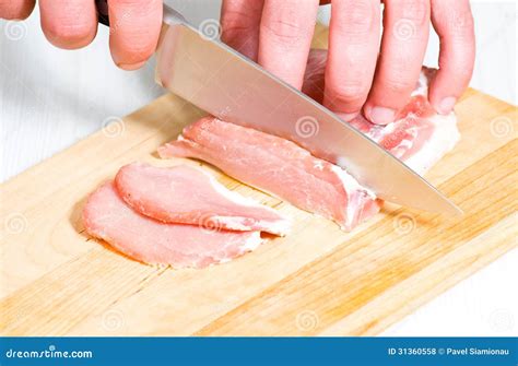 Cozinheiro Chefe Que Corta A Carne Foto De Stock Imagem De Porco