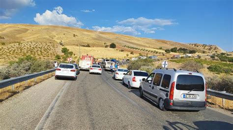 Adıyaman da feci kaza Kamyonet ile hafif ticari araç kafa kafaya