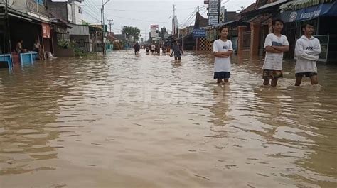 Banjir Satu Meter Landa Brebes Warga Terparah Sejak 1998