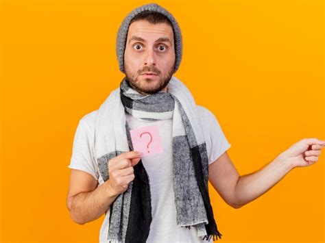 Sorprendido Joven Enfermo Vestido Con Gorro De Invierno Y Bufanda Con