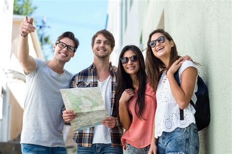 Amigos De Cadera Revisando El Mapa En La Ciudad Foto Premium