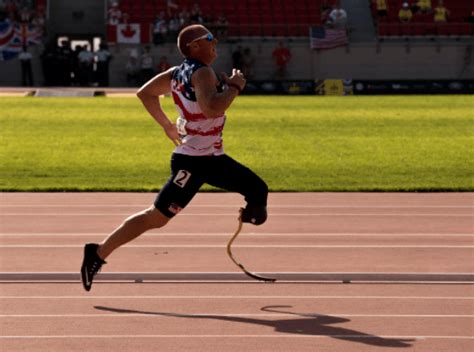 The First Prosthetic Leg Runner To Compete In Marathon