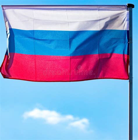 Flagge Der Russischen Föderation Gegen Den Blauen Himmel Stockfoto