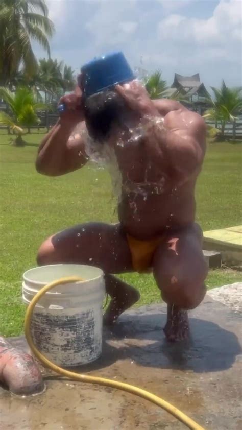 Asian Mature Bodybuilder Showering ThisVid En Anglais