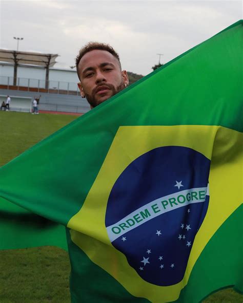 Apoiador De Bolsonaro Neymar Posa A Bandeira Do Brasil Que Seja