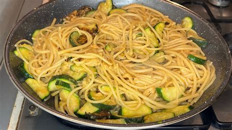 Non ho mai mangiato una pasta così deliziosa alle zucchine Ricetta