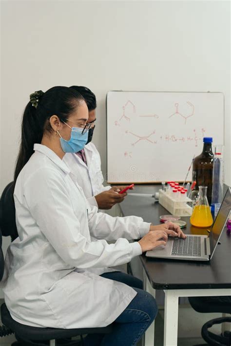 Dos Científicos Trabajando En Una Laptop En El Laboratorio Usar