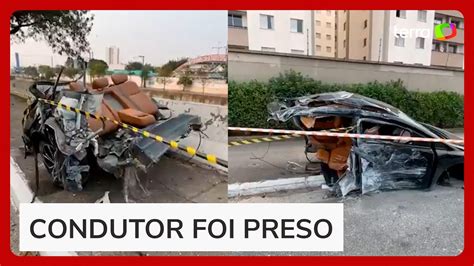 Carro se parte ao meio após motorista bater em poste em SP uma pessoa