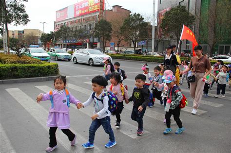 济源市实验幼儿园：背起行囊春游去 校园新闻 济源幼儿园 打造最好的幼儿教育 济源市实验幼儿园