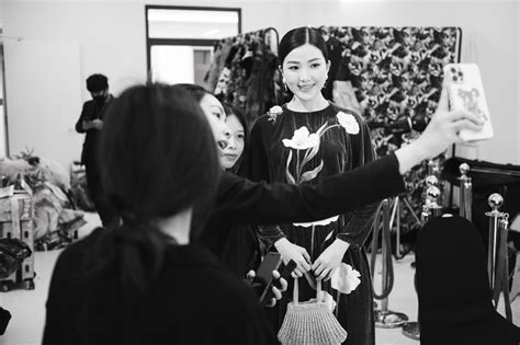 Nữ diễn viên đang hot của VTV lần đầu làm Vedette show thời trang thần thái khoe sắc lụa Việt