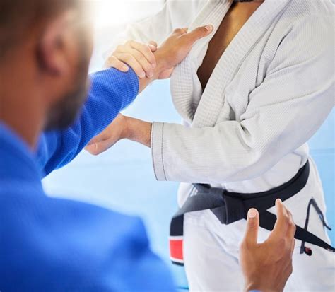 Primer Plano Del Hombre Y Pelea De Entrenamiento De Karate En El