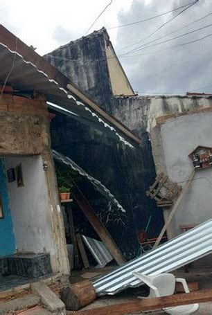 Vento Forte Destelha Casa Na Praia Azul Novo Momento