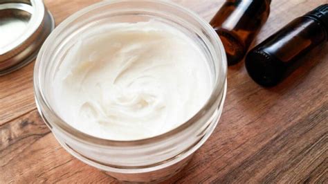 DIY Moisturizing Hand Lotion {No-Melt, Non-Greasy} – Mama Instincts®