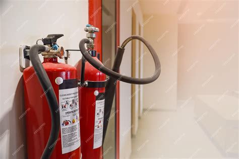 Система огнетушителя и газового насоса на стене мощное оборудование для ...
