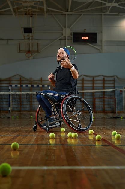 Joven En Silla De Ruedas Jugando Al Tenis En La Cancha Foto Premium