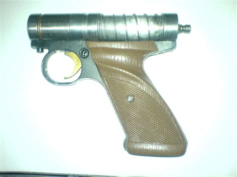 Маленький, жирненький, пистолетик.