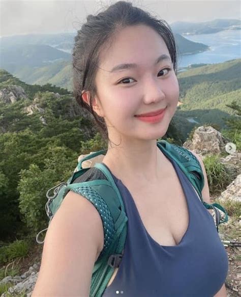 Bộ ảnh hot girl ngực khủng leo núi giống Băng Băng tỷ cư dân mạng