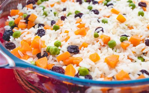 Arroz cremoso amêndoas nozes e passas é perfeito para o Natal