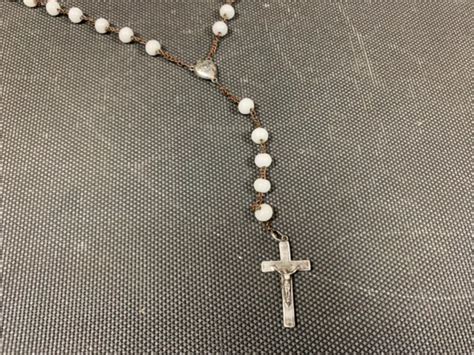 ANCIEN CHAPELET EN perle blanche et crucifix Christ en métal religieux