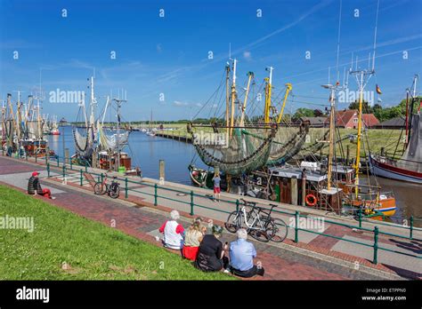 Hafenpromenade Hafen von Greetsiel Krummhörn Ost Friesland