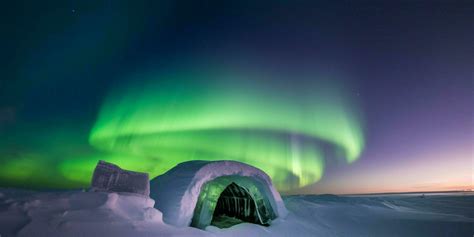 Aurora borealis over a igloo in artic 24490292 Stock Photo at Vecteezy