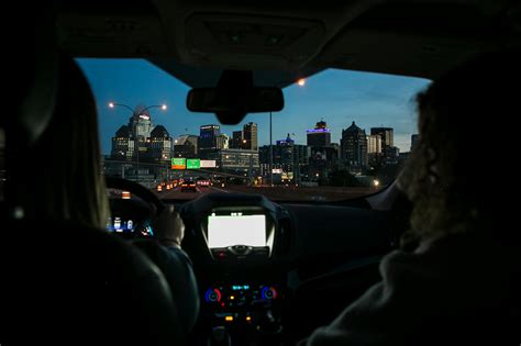 Dos Personas Dentro Del Coche · Fotos De Stock Gratuitas