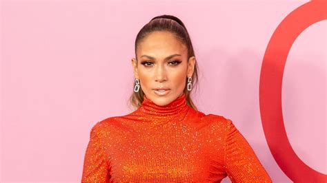 Jennifer Lopez 53 Ans Affiche Un Décolleté Plongeant Et Une Taille De