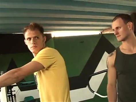 Tío tatuado es devorado por una polla XVIDEOS