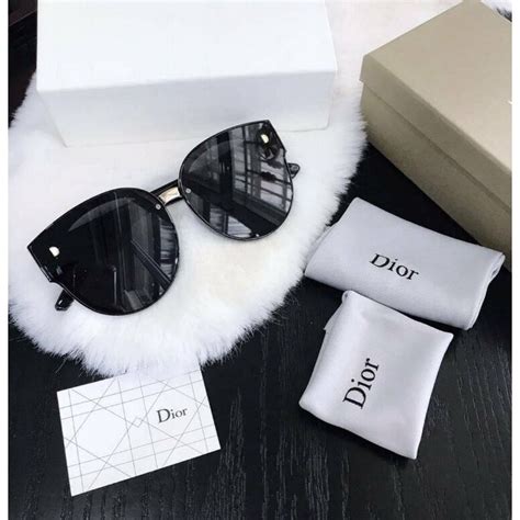 จุดเด่น พร้อมส่ง แว่นกันแดด Dior พร้อมกล่อง แว่นตากันแดด กันuv400 แว่นกรอบสี่เหลี่ยม แว่นผู้หญิง