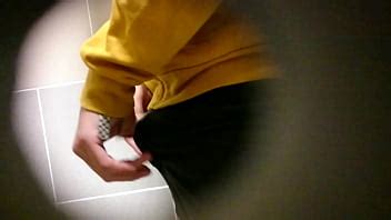 Chico Pillado Meando En Un Urinario P Blico Xvideos