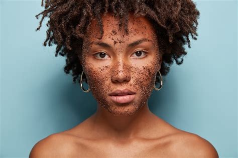 Retrato De Mujer Joven Con Corte De Pelo Afro Y Mascarilla Foto Gratis