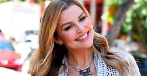 ESTILO Y SENSUALIDAD FRENTE AL ESPEJO Marjorie De Sousa Se