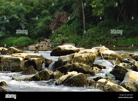 Rivière Qui Coule Sur Les Rochers Banque De Photographies Et Dimages à