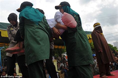 Indonesian Woman Nur Elita Whipped For Having Sex With Lover Daily Mail Online