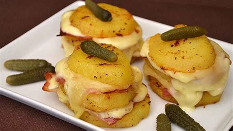 Pommes de terre au lard fumé et au fromage à raclette succulentes