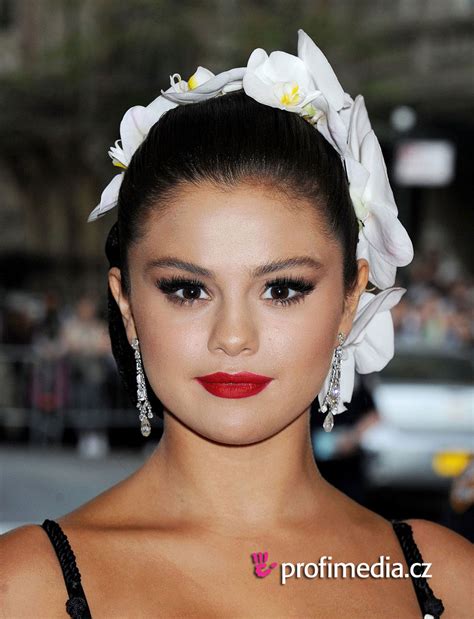 Selena Gomez - - hairstyle - easyHairStyler