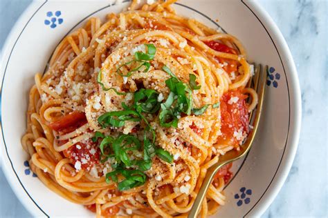 Spaghetti al Pomodoro | Natalie Cooks