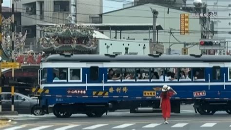 紅衣女站路中合影五分車 網怒：拍「亡美」照？