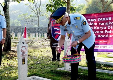 Kakanwil Kumham Jabar Pimpin Upacara Dan Tabur Bunga Di Makam Pahlawan