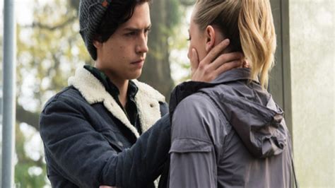 Riverdale Spoilers Leaked Betty And Jughead Kiss Bughead