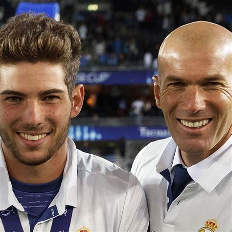 Zin Dine Zidane A Ans Son Fils Luca Lui Fait Une Tendre