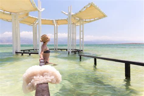 Bikini Di Posa Di Modello Della Giovane Donna Dentro Il Mare Immagine Stock Immagine Di Biondo