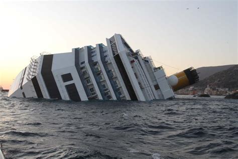 La Nave Costa Concordia Che Affonda Corrierefiorentino