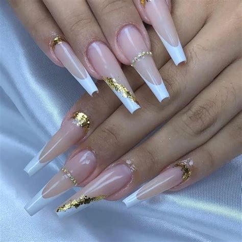 Uñas blancas con reflejos dorados brillantes los pequeños detalles