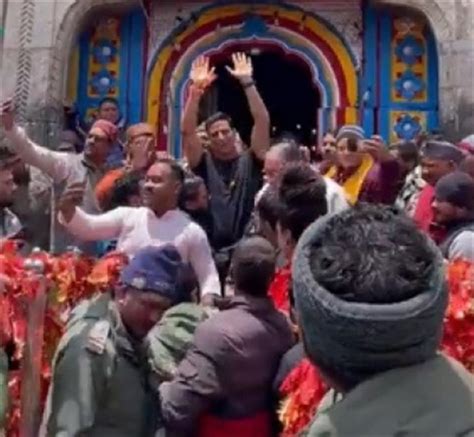 Akshay Kumar Seeks Blessings At Kedarnath Temple Greets Fans